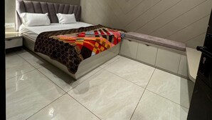 Deluxe Room - Hotel Guruvayur Dham (Mathura)