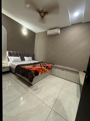 Deluxe Room | 1 bilik tidur, meja, seterika/papan seterika, Wi-fi percuma 