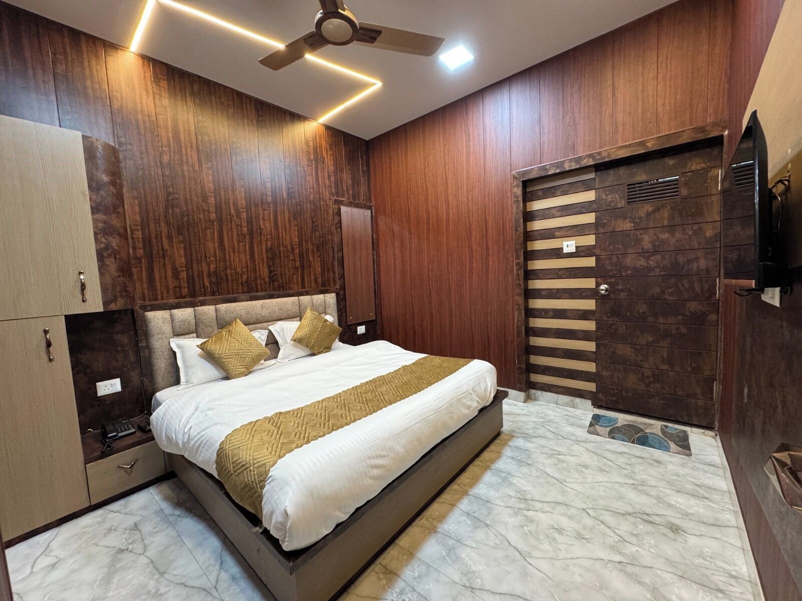 Deluxe Room | 1 bilik tidur, meja, seterika/papan seterika, Wi-fi percuma 