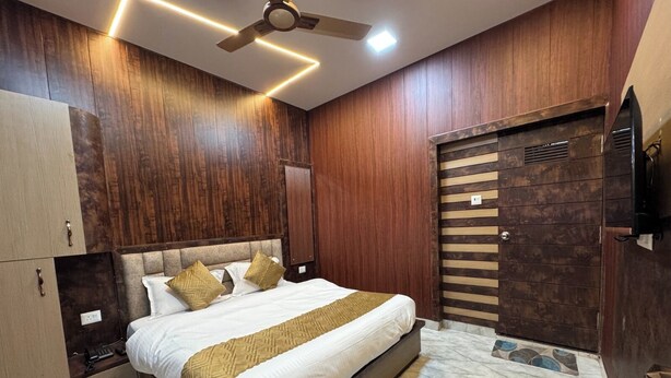 Deluxe Room - Hotel Guruvayur Dham (Mathura)
