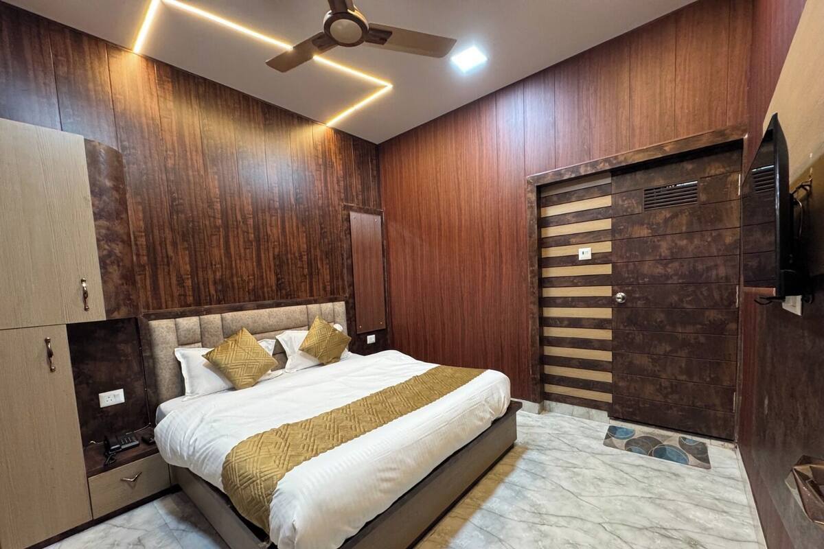 Deluxe Room | 1 bilik tidur, meja, seterika/papan seterika, Wi-fi percuma