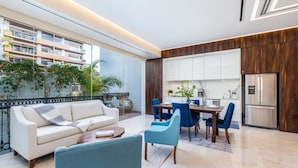 Ein modernes Apartment mit Wohnzimmer, Essbereich und Küche.