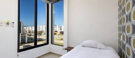 3 bedrooms, iron/ironing board, Internet, bed sheets