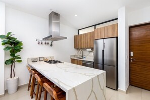 Frigorífico, microondas, horno y placa de cocina