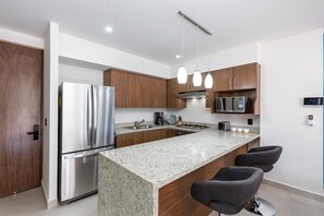 Geladeira, micro-ondas, fogão, cooktop