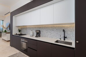 Ugn, spishäll, kaffe- och tebryggare och matbord