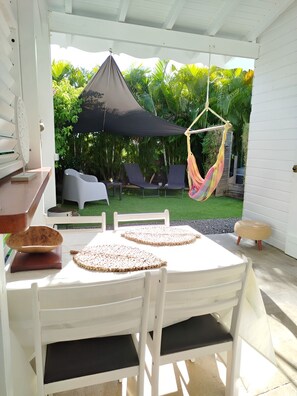 Outdoor dining - Saint-François: cosy accommodation with private Jacuzzi (Saint-François)