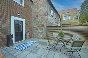 تناول الطعام بالخارج