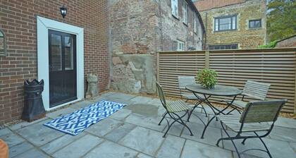 Tudor Rose Townhouse. Vibrant, modern and in the heart of King’s Lynn!