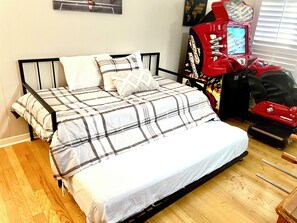 4 chambres, bureau, fer et planche à repasser, lit parapluie