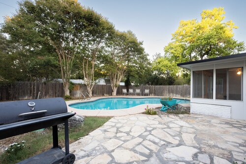 Airport Paradise-Pool-Game Room

