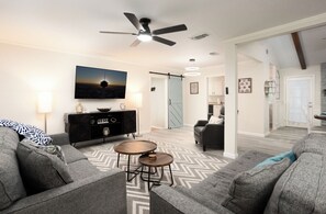 Smart-TV, Kamin, Videospiele, Tischfußball