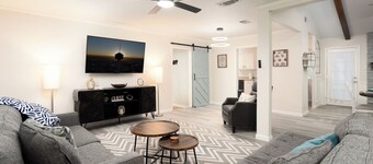 Airport Paradise-Pool-Game Room

