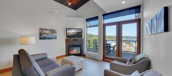 Full Condo with King & Queen beds - full kitchens on Salt Spring Island. 