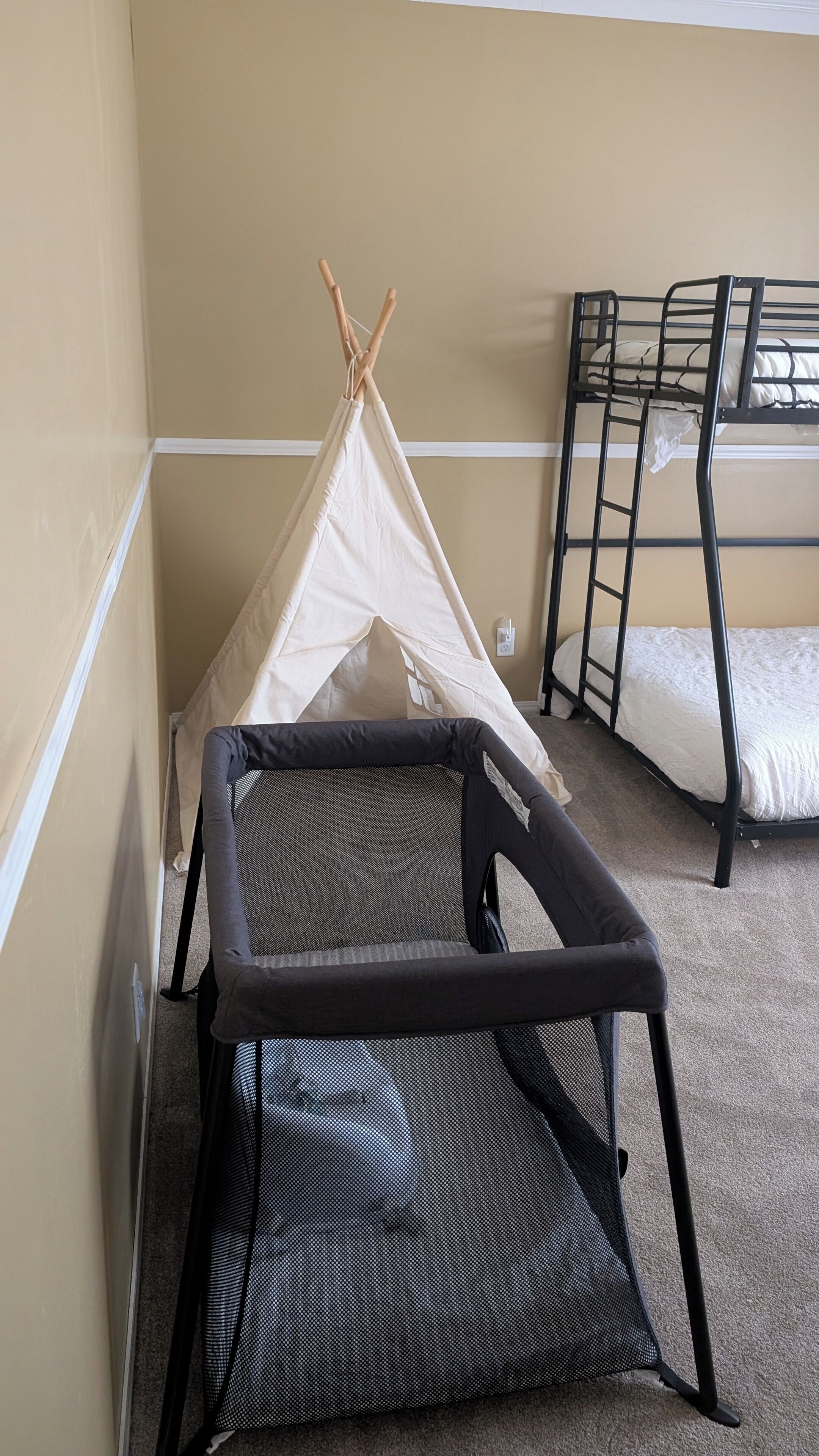 4 bedrooms, desk, iron/ironing board, free WiFi