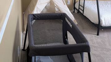 4 bedrooms, desk, iron/ironing board, free WiFi