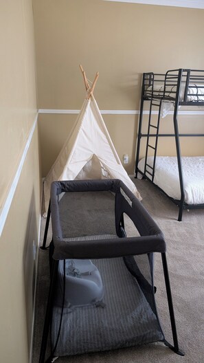 4 bedrooms, desk, iron/ironing board, free WiFi - Stay at a 4-bedroom Unique Historic Landmark just outside of the city of Selma.
 (Selma)