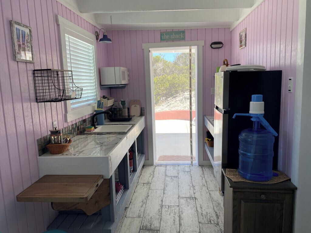 Jääkaappi, mikroaaltouuni, liesi, kahvin-/teenkeitin