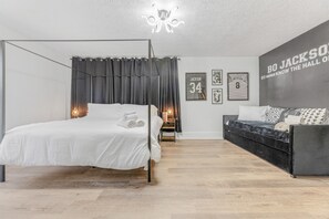 5 chambres, bureau, fer et planche à repasser, lit parapluie