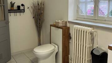 Dusche, Haartrockner, Handtücher, Toilettenpapier
