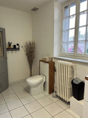 Shower, hair dryer, towels, toilet paper - Pont Vieux house with parking space at the foot of the medieval city (Carcassonne)