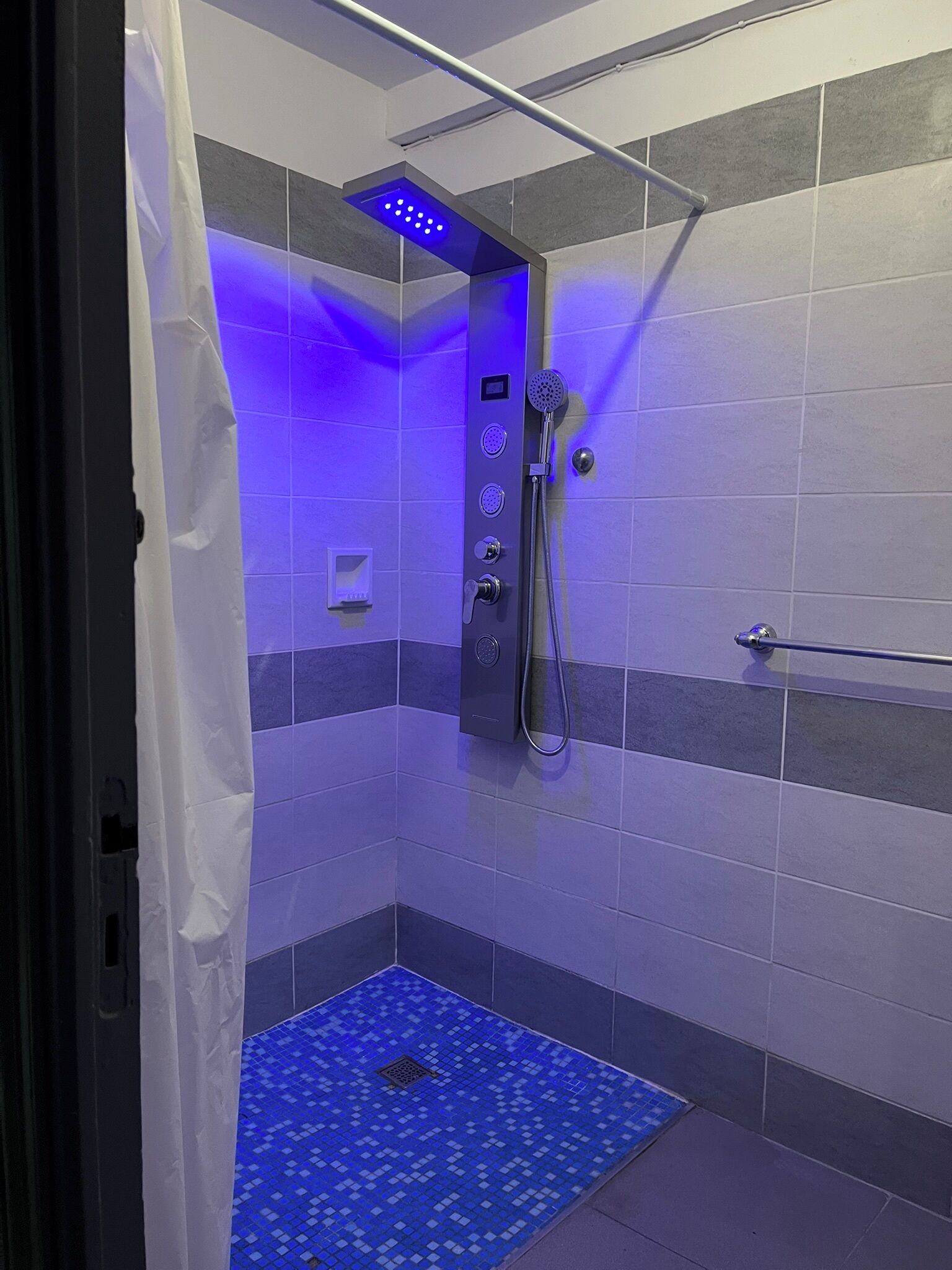 Douche, sèche-cheveux, serviettes fournies, papier toilette