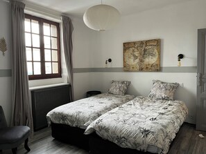3 habitaciones, tabla de planchar con plancha, cuna de viaje y wifi 