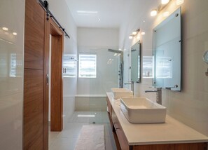 Dusche, Haartrockner, Handtücher, Seife