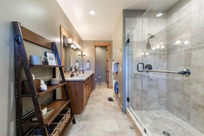 Shower, hair dryer, towels - Valmont Vista, Gated Golf & Ski Community w/ Club Amenities! Lake Tahoe (Truckee)