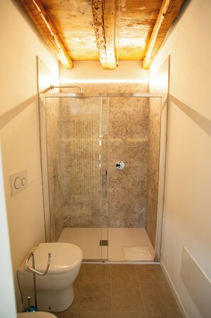Douche, sèche-cheveux, bidet, serviettes fournies