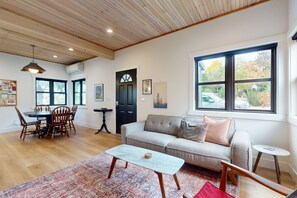 Una televisión, un reproductor de DVD, un futbolín