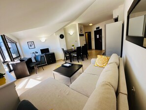 TV - Art Apartment Sleeps 4, Mountain Views (Bansko)