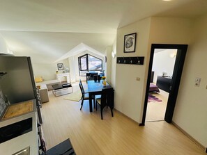 Interior - Art Apartment Sleeps 4, Mountain Views (Bansko)