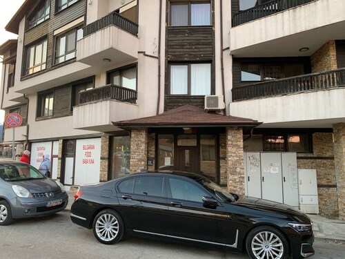 Art Apartment Sleeps 4, Mountain Views