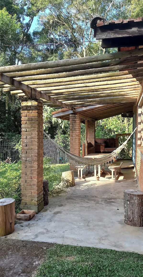 Terrace/patio - Gaia Point, accommodation, relax surrounded by nature! Closed pet area next to the house (Ibiúna)