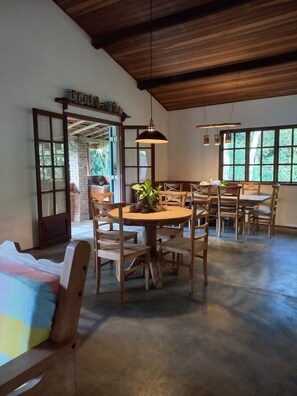 Dining - Gaia Point, accommodation, relax surrounded by nature! Closed pet area next to the house (Ibiúna)