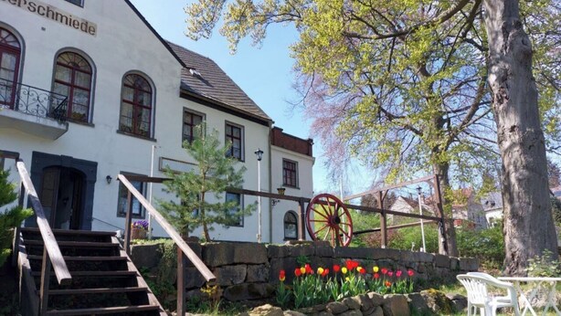 A white building with a stone staircase and a wooden handrail leading to a door. - Ideal for relaxation and excursions (Sohland an der Spree)