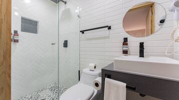Douche, sèche-cheveux, serviettes fournies, savon