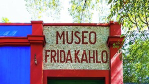 A building with a sign reading "MUSEO FRIDAKAHLO" above a green door. - Escandon Suites by Escajal Room (Mexico City)