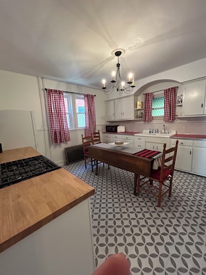 Private kitchen - Fabulous 2-bedroom apartment in fantastic Schenectady NY with WiFi (Schenectady)