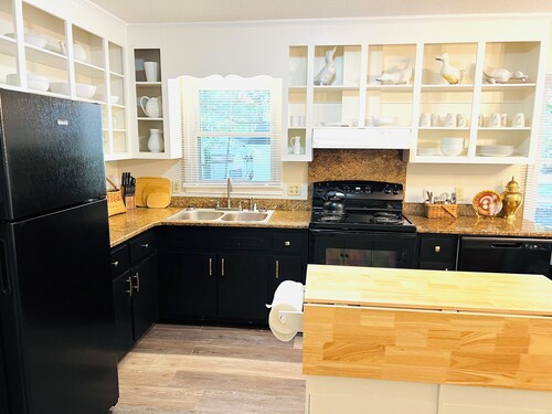 The Oasis. Cozy 3-bed house 1 mile to Campbell University. WiFi