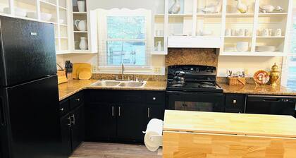 The Oasis. Cozy 3-bed house 1 mile to Campbell University. WiFi