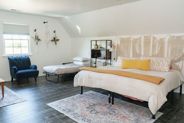 6 Schlafzimmer, Schreibtisch, Bügeleisen/Bügelbrett, WLAN