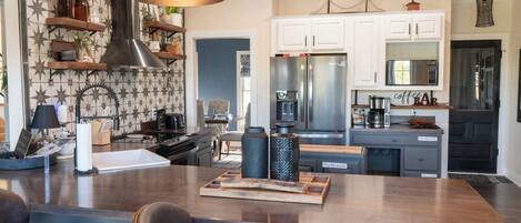 Refrigerador, microondas, horno y parrilla de estufa