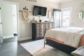 6 bedrooms, desk, iron/ironing board, WiFi
