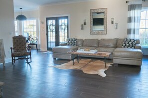 Télévision, cheminée, chaîne hi-fi