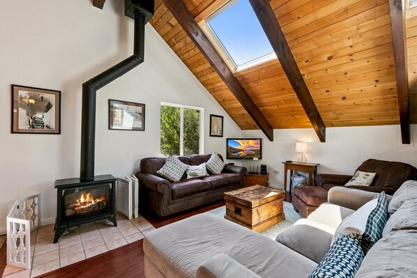 Smart-tv, eldstad och böcker