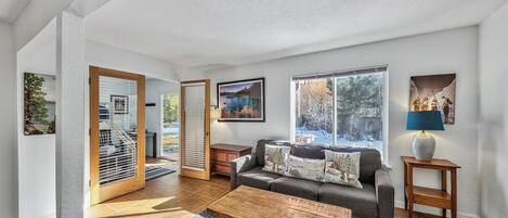 Smart-TV, Kamin, Bücher