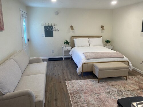 Chic studio hideaway in Riverdale with AC, Wifi