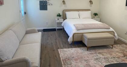 Chic studio hideaway in Riverdale with AC, Wifi
